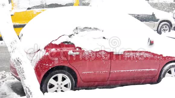 车陷雪下雪天视频的预览图