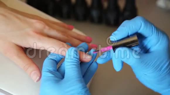 美容师为客户做指甲和油漆指甲美容院美甲护理视频的预览图