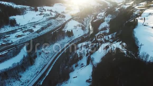 飞越奥地利的阿尔卑斯山空中观景冬季视频的预览图