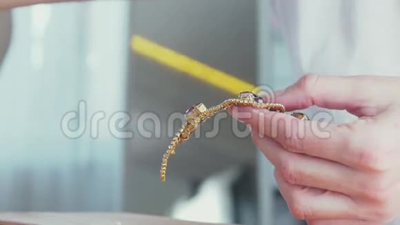 打造手工首饰的过程珠宝设计师在工作室工作视频的预览图