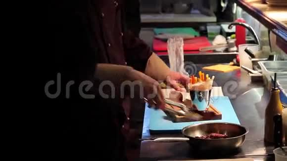 厨师包炸鸡翅视频的预览图