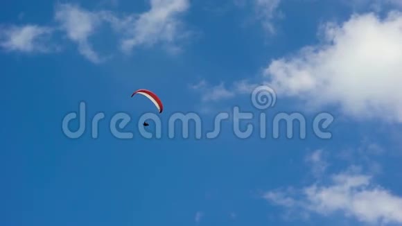 天空中的滑翔伞在气流中飞翔自由当你像鸟一样飞翔在一个巨大的高度极端极端视频的预览图