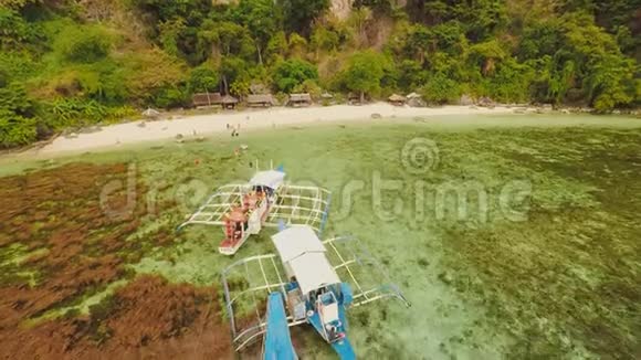 鸟瞰日落和阿特万海滩与岩石和船只亚洲旅游菲律宾巴拉望视频的预览图