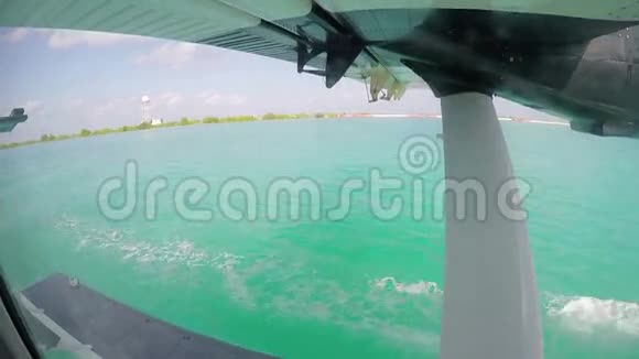 从马尔代夫起飞的水上飞机视频的预览图