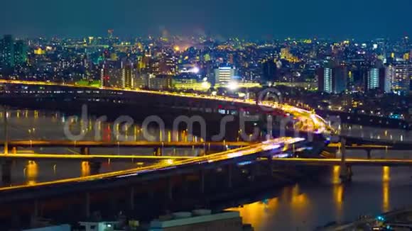日本东京与阿拉卡瓦河的高速公路夜间中断视频的预览图