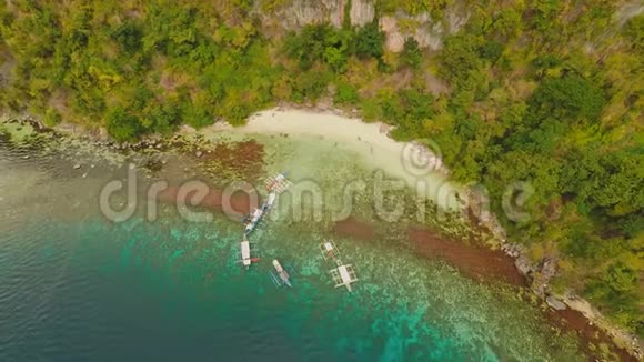 鸟瞰日落和阿特万海滩与岩石亚洲旅游菲律宾巴拉望视频的预览图