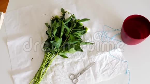 女人准备美丽的牡丹花束准备生日爱情纪念日视频的预览图