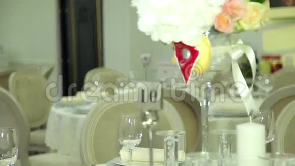 婚礼当天的鲜花餐桌上的鲜花焦点的动态变化视频的预览图