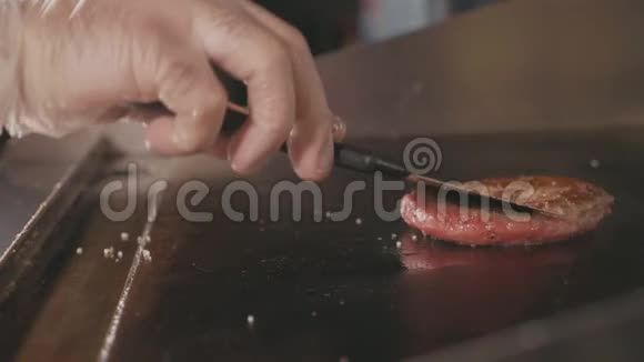 电动商业烤架上汉堡煎炸小切的慢镜头视频的预览图