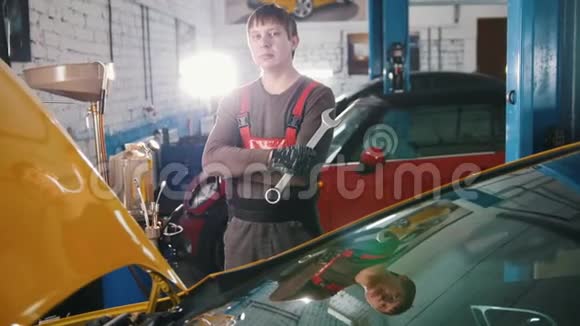 汽车车间一名年轻汽车修理工的画像视频的预览图