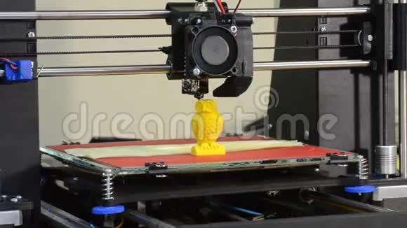 3D打印机建立对象黄色特写视频的预览图