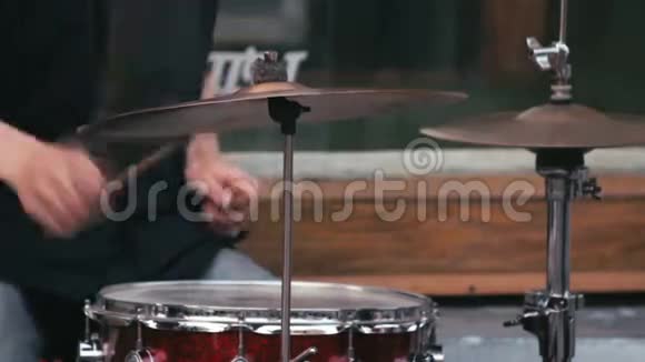 街头音乐家演奏打击乐器视频的预览图