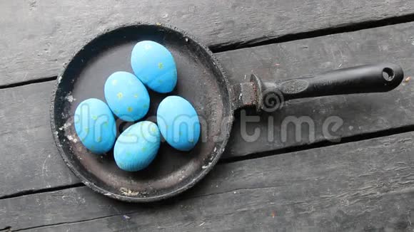 蓝色复活节彩蛋煎锅艺术节日装饰视频的预览图