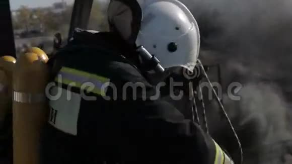 戴着防毒面具的消防员在工作视频的预览图