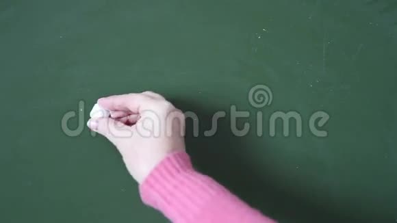 女生用粉笔在黑板上书写视频的预览图