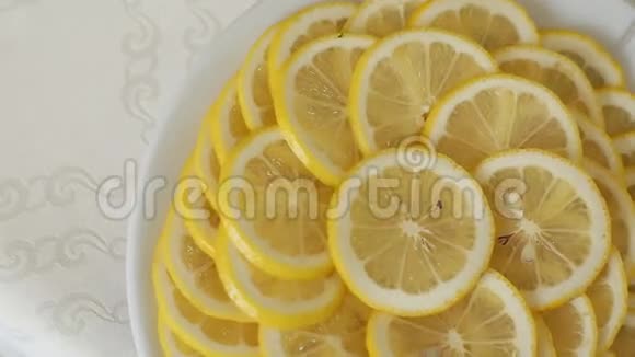 多汁的柠檬切片旋转顶部拍摄视频的预览图
