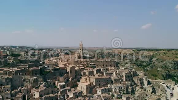 意大利南部的Basilicata阳光明媚的日子里鸟瞰马特拉萨西迪马特拉古镇视频的预览图