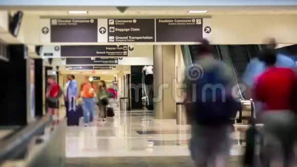 机场旅客超时列车停止视频的预览图