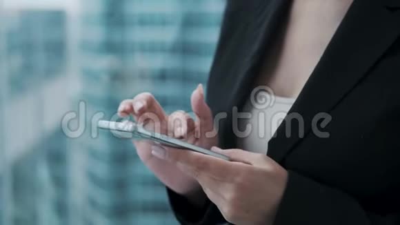 智能手机在女人手中女孩用手机视频的预览图