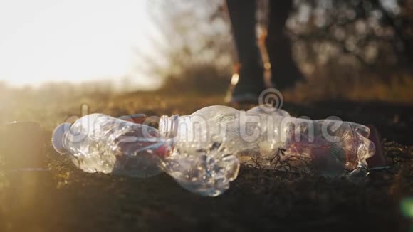 关心大自然志愿者女孩在垃圾袋里收集垃圾无垃圾星球概念自然清洁志愿者视频的预览图