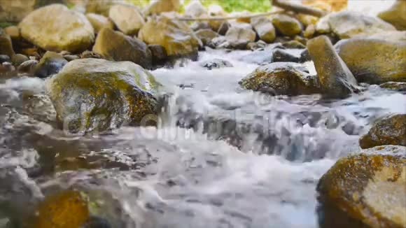 水流与岩石的速度运动视频的预览图