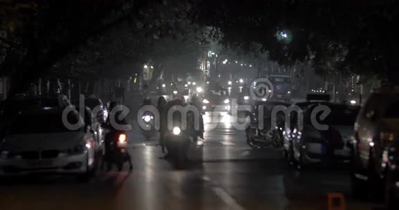 越南河内夜间的摩托车和汽车视频的预览图