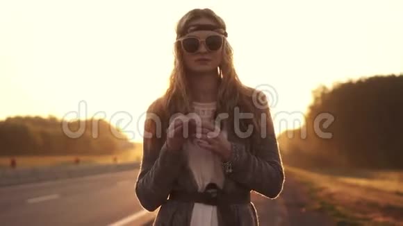 戴太阳镜的年轻漂亮女孩的肖像黎明时分的女孩视频的预览图