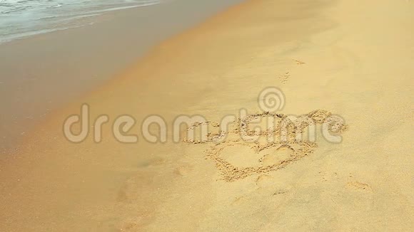 波浪触摸沙子与铭文爱果阿视频的预览图