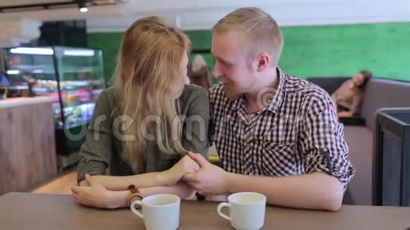年轻夫妇在咖啡店聊天视频的预览图