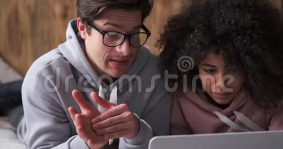 快乐夫妻用笔记本电脑视频的预览图
