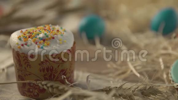 制作甜面包传统复活节庆祝蛋糕视频的预览图