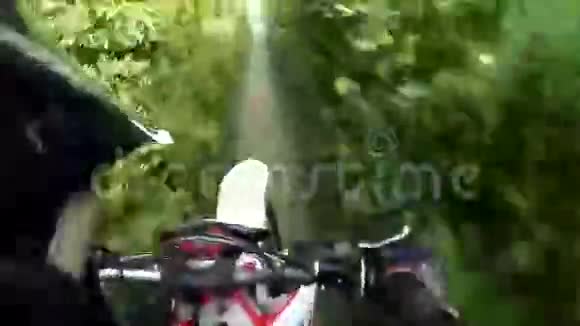 恩杜罗自行车骑手POV视频的预览图