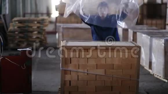 一位在工厂工作的妇女包聚乙烯耐火砖视频的预览图