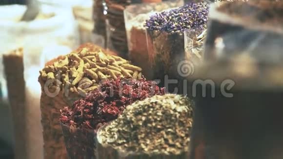 阿联酋市场上不同颜色的香料的特写视频的预览图