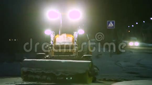 乌克兰扎波罗热2017年1月10日拖拉机道路服务是从雪的人行道上净化的雪机器视频的预览图