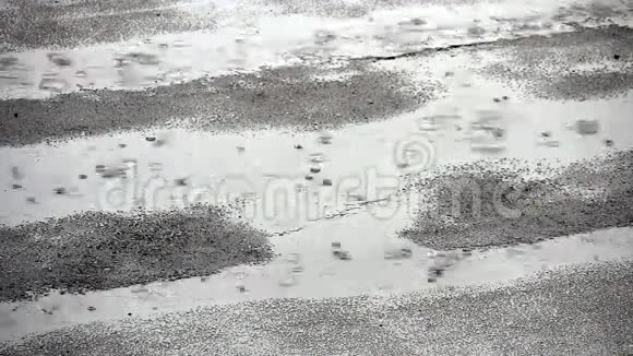 蓝车行驶在停车场穿过雨坑视频的预览图