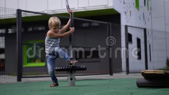 孩子们在现代城市的生活小男孩在房子附近的操场上玩得很开心视频的预览图