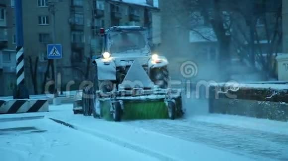 乌克兰扎波罗热2017年1月10日拖拉机道路服务是从雪的人行道上净化的雪机器视频的预览图