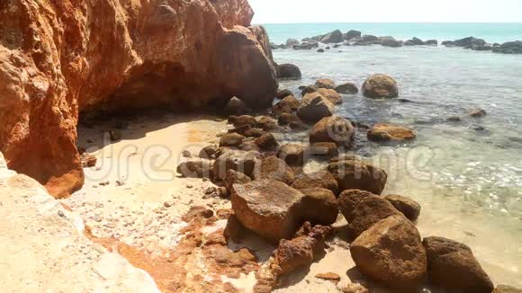 斯里兰卡美丽的岩石海滩视频的预览图