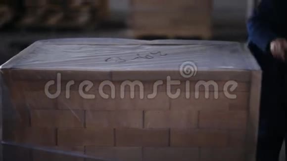 一位在工厂工作的妇女包聚乙烯耐火砖视频的预览图