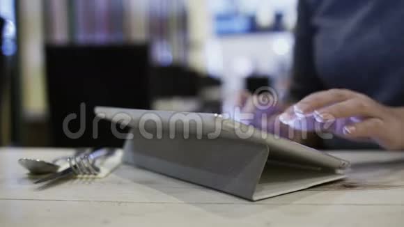 咖啡馆里的女人用平板电脑发送信息视频的预览图