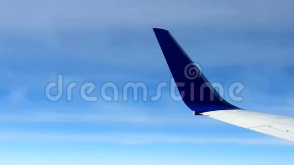 飞机飞行飞机的机翼顶着蓝天白云背景视频的预览图