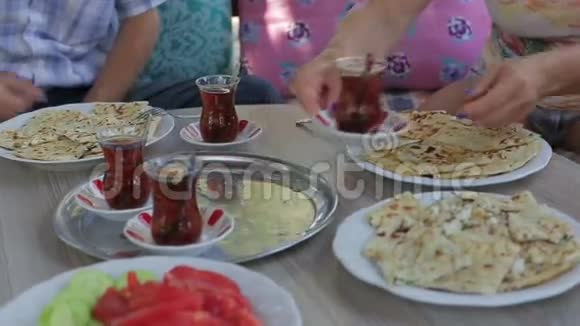 土耳其传统家庭聚餐视频的预览图