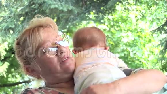 祖母和一个孙子01视频的预览图