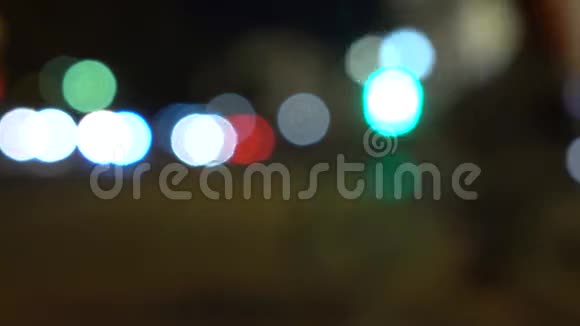 晚上街灯光和汽车4K型背景射击视频的预览图