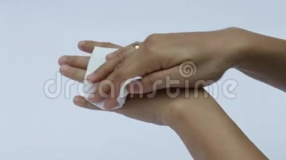 湿纸从手中擦掉视频的预览图