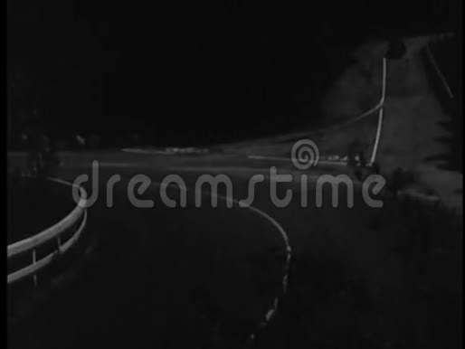 20世纪40年代的汽车在夜间沿着乡村公路高速行驶视频的预览图