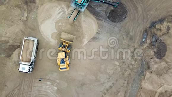 采砂业推土机履带式推土机在沙矿上行驶在采石场工作的采矿机械无人机视频的预览图