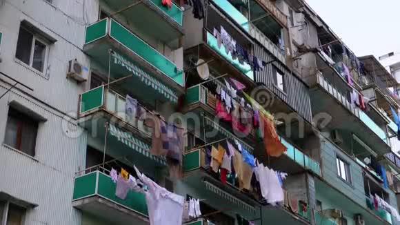 城市贫困地区一栋多层建筑的绳索上挂着和烘干衣服视频的预览图