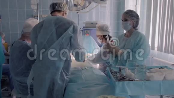 医院外科团队在手术室进行手术视频的预览图